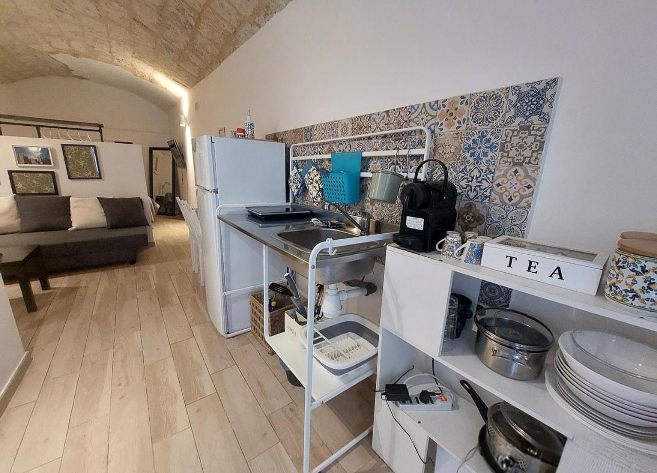 Bari Landlord 31- Old Town Apartment Buitenkant foto